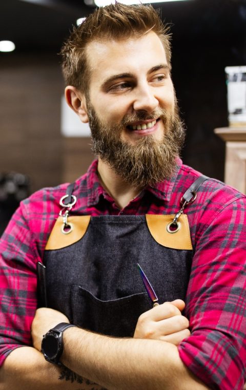 2man-having-a-haircut-with-a-hair-clippers-in-barbe-BPQA93R.jpg